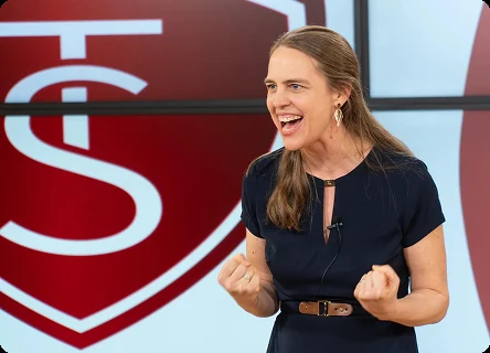 Begeisterte Speakerin auf der Bühne